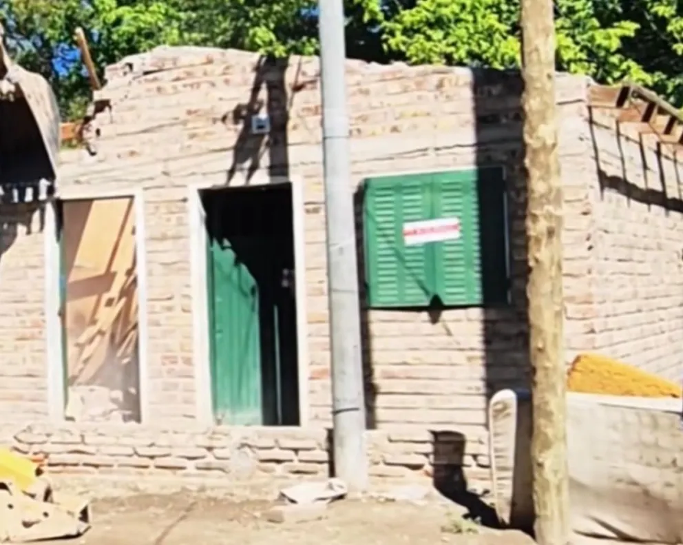 La Municipalidad de Chimpay demolió un inmueble ubicado en 9 de Julio Sur y Monseñor Esandi. El procedimiento fue autorizado mediante la Ordenanza N.º 30/2026 y contó con la intervención de distintas instituciones locales. Foto: gentileza.