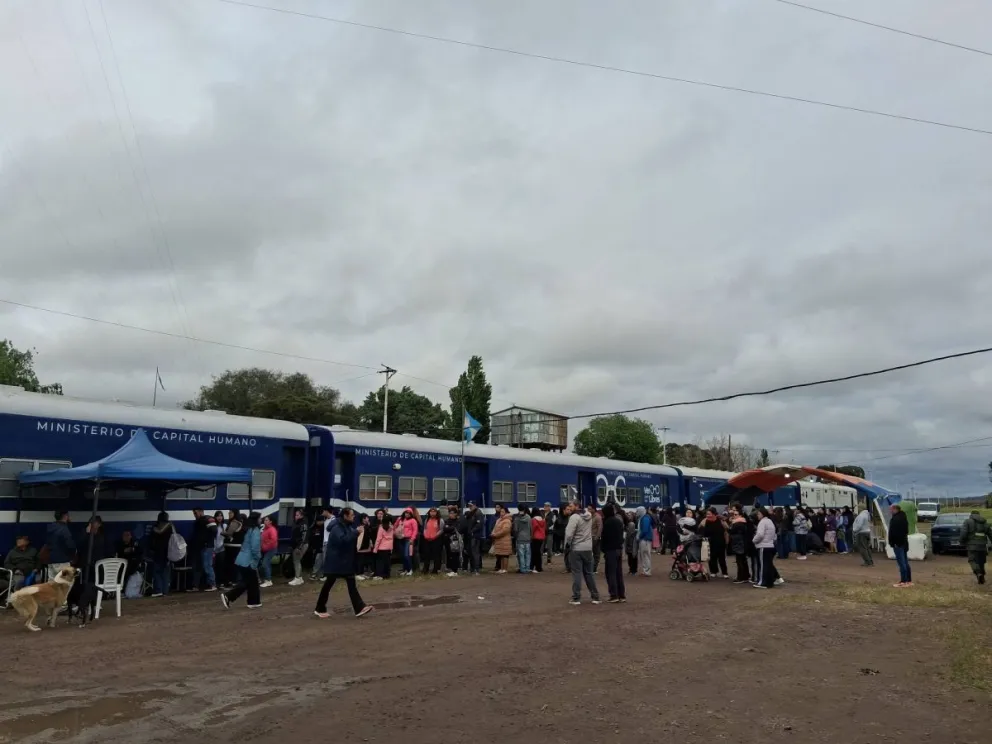 El intendente Víctor Cury Mansilla destacó la respuesta de los vecinos al Tren Sanitario y valoró la entrega de anteojos como uno de los principales beneficios de su llegada a Darwin. Foto: gentileza.