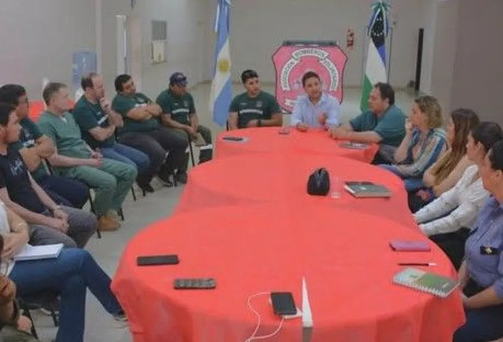 El intendente Duilio Minieri encabezó la reunión del Comité de Protección Civil de Río Colorado, donde se coordinaron medidas preventivas ante el incremento del caudal del río y posibles lluvias intensas. Foto: gentileza.